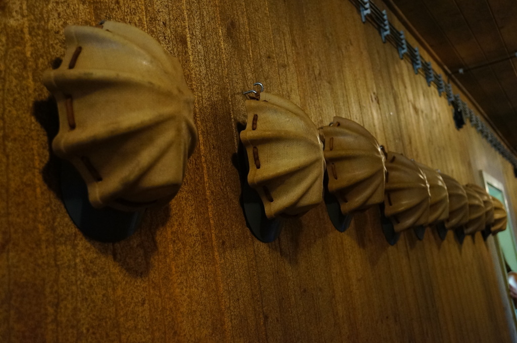 Na chodbách baráků byly zavěšeny přilby