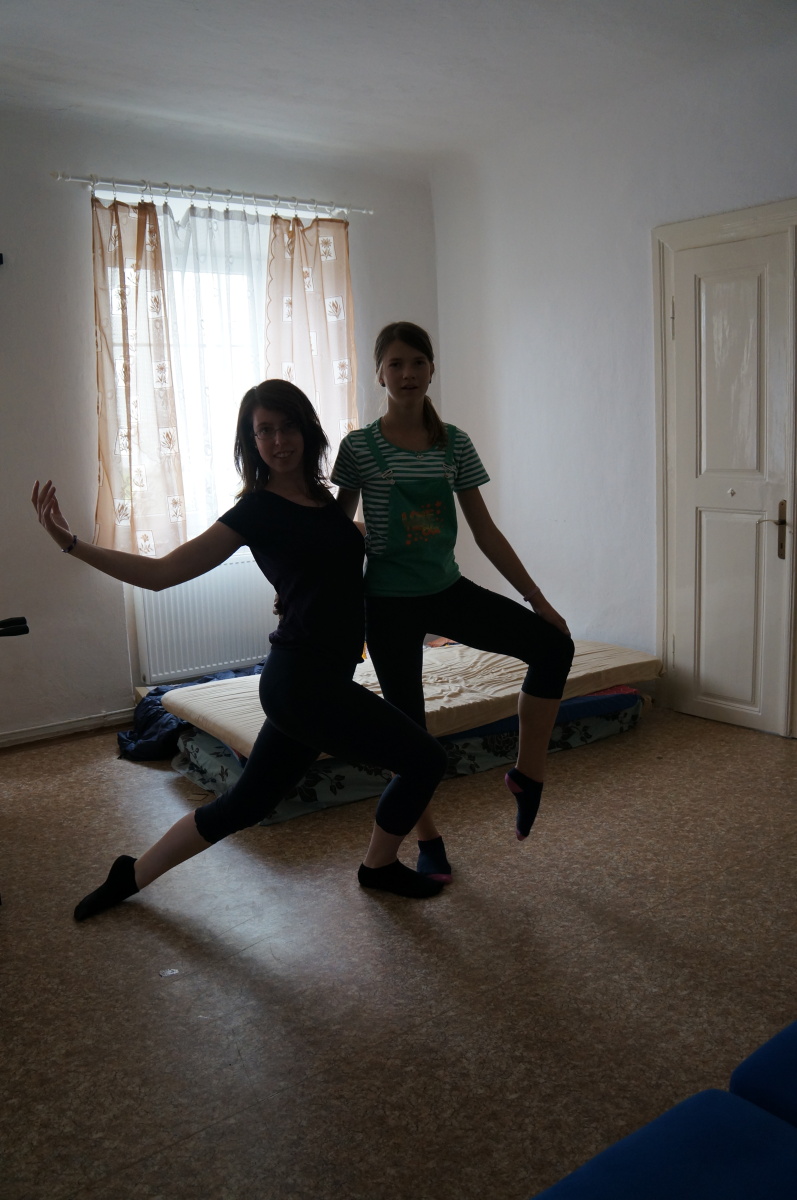 9. den – příprava na tance, nadané tanečnice Maruška a Míša